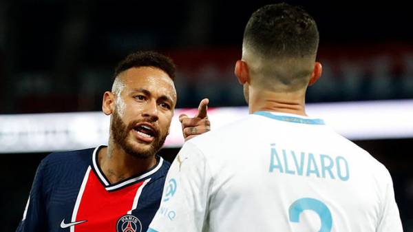 В Марселе футболку Неймара используют для вытирания обуви при входе в магазин