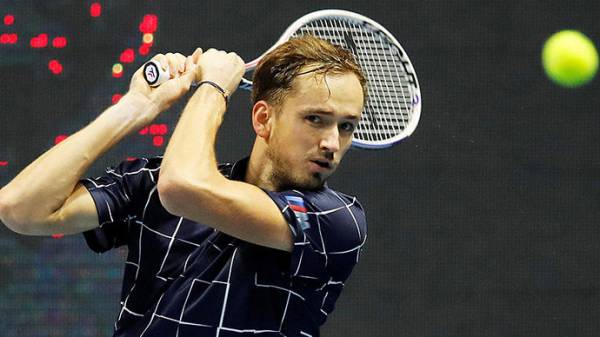 Медведев с победы стартовал в Лондоне, Сафонов сдал сомнительный тест на COVID-19, Левандовский признан лучшим игроком года и другие ночные новости