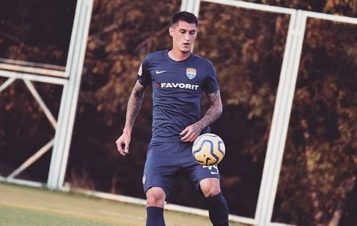 ФОТО. Защитник Шахтера, арендованный Мариуполем, проводит отпуск в Крыму