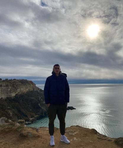 ФОТО. Защитник Шахтера, арендованный Мариуполем, проводит отпуск в Крыму