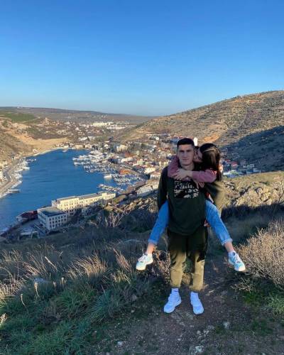 ФОТО. Защитник Шахтера, арендованный Мариуполем, проводит отпуск в Крыму