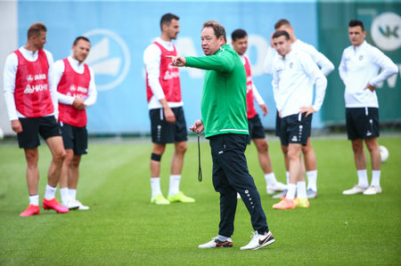 Он опять рвется в Европу! 10 фактов о Слуцком в «Рубине»