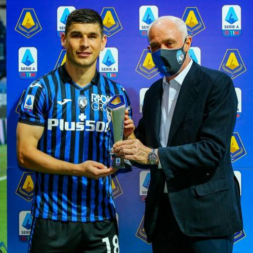 ФОТО. MVP! Малиновский получил награду лучшему игроку месяца в Серии А