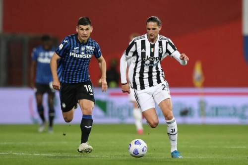 ФОТО. MVP! Малиновский получил награду лучшему игроку месяца в Серии А