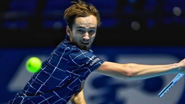 «Я засужу вас». Медведев налетел на камеру во время матча против Рублева