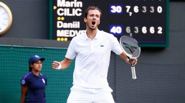 Даниил Медведев заработал за год миллиард рублей