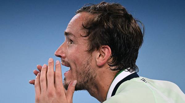 Названа сумма штрафа Медведева за поведение во время матча с Циципасом