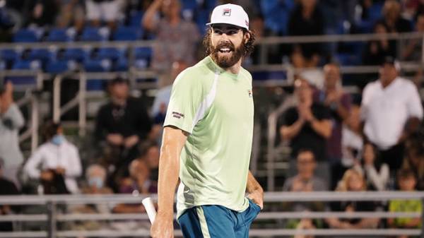 Австралийский теннисист попал себе в глаз мячом и не смог продолжить матч в Акапулько