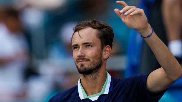 Медведев упустил возможность вернуться на первое место в рейтинге ATP, между ним и Джоковичем будет 10 очков