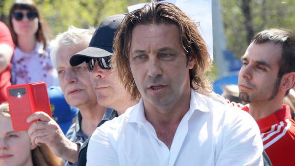 Мостовой — о желании работать в футболе: «На руках меня носить не надо, я простой человек»