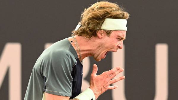 Российский теннисист оскорблял судью, угрожал трибунам и кусал мяч. Что у Рублева с нервами?