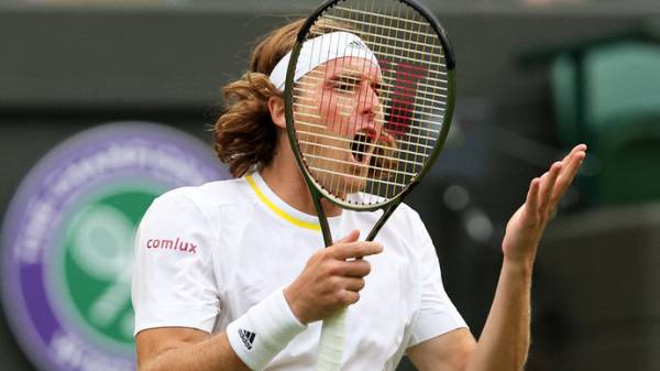 «Ты тупой? Его снимать надо». Циципас нашёл с кем поскандалить на Уимблдоне и без Медведева