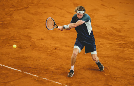 Российский теннисист оскорблял судью, угрожал трибунам и кусал мяч. Что у Рублева с нервами?