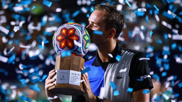 Медведев завоевал трофей турнира в Лос-Кабосе