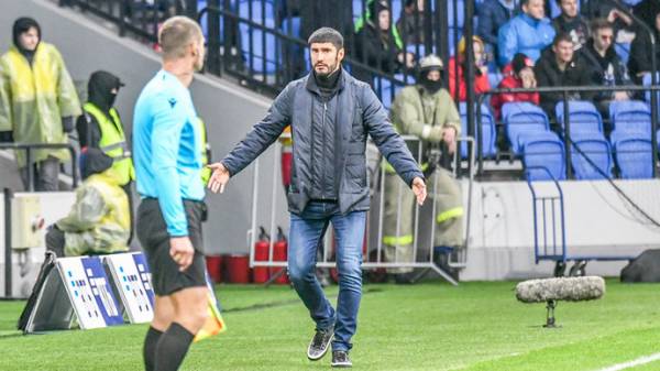 «Ведёт себя как придурок». Тренер устроил клоунаду в матче РПЛ и был изгнан