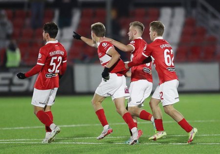 Безумие на дерби «Спартака» и ЦСКА. Фанат прорвался на поле и начал массовое побоище