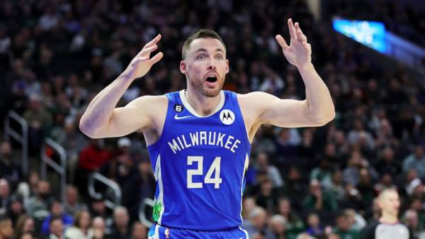 Неожиданный курьёз на матче в США. Баскетболистам помог выиграть… доставщик еды