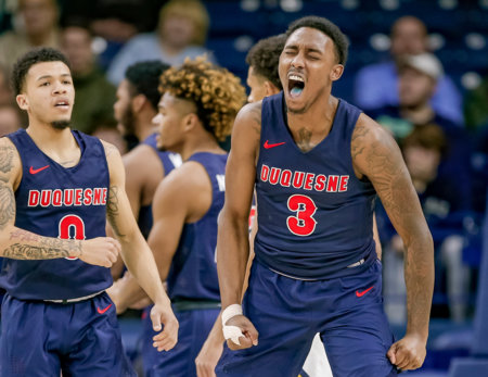 Неожиданный курьёз на матче в США. Баскетболистам помог выиграть… доставщик еды