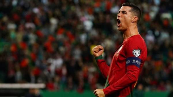 Ван Нистелрой выбрал между Роналду и Месси