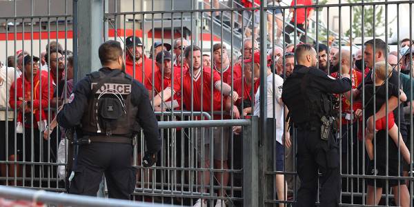 Финал Лиги чемпионов превратился в ад. Полиция душила фанатов прямо во время матча