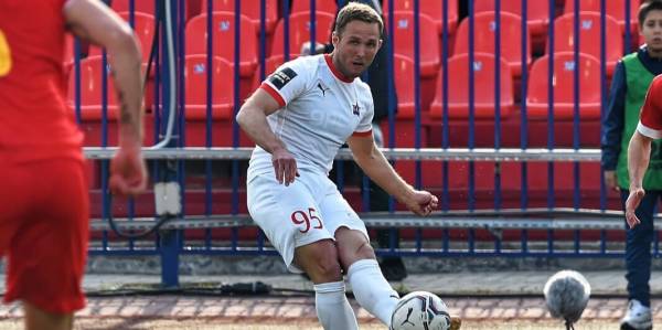 Российский футболист забил прямым ударом с углового в матче Первой лиги. Видео