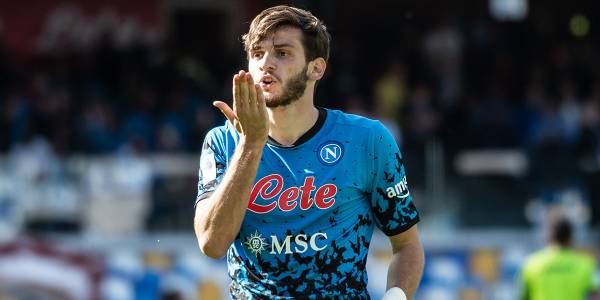 Кварацхелия опроверг слухи о возможном уходе из «Наполи»