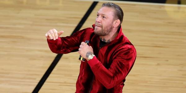 Конор Макгрегор отправил в нокаут маскота «Майми» во время финала НБА