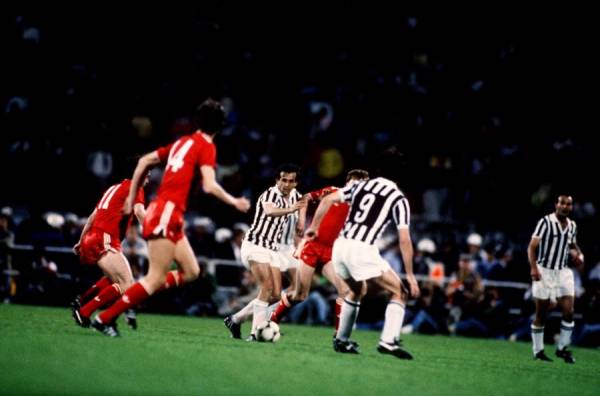 Кошмар на главном матче Европы. Трибуны рухнули и погребли десятки болельщиков