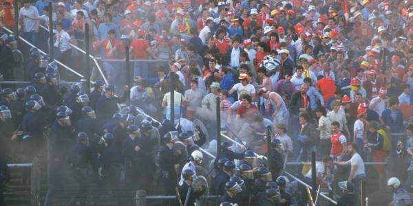 Кошмар на главном матче Европы. Трибуны рухнули и погребли десятки болельщиков