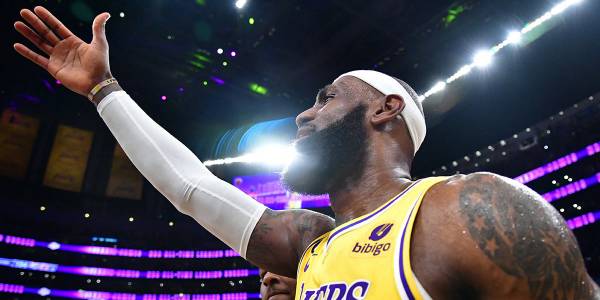 Леброн Джеймс сменил игровой номер, почтив память Билла Расселла