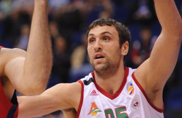 Известного российского чемпиона избили до потери сознания. Никиту увезли на носилках