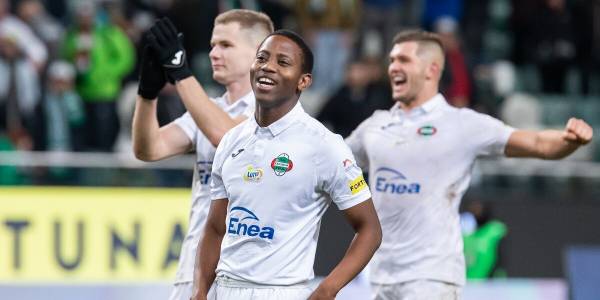 «Факел» объявил о переходе южноафриканского футболиста Табо Селе